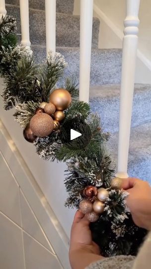 Christmas Banister, Christmas Stairs Decorations, Candles Decoration, Christmas Staircase Decor, Christmas Stairs, Christmas Staircase, Diy Christmas Tree Topper, Minimalist Christmas Tree, Easy Christmas Decorations