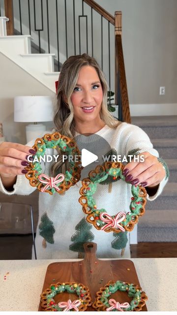 Kristin Miller | Creator | Dallas, TX on Instagram: "Christmas pretzel wreaths🥨Comment “sweet” to get supplies straight to your DMs! This christmas treat is so easy to put together and would be perfect for any holiday party or even to give as gifts! Save & share with a christmas-loving friend and follow along for more ideas🎄
•
INGREDIENTS:
* pretzels
* Green candy melts (or any color will do!)
* christmas sprinkles
* optional: peppermint bows (see previous video)

DIRECTIONS:
1. Melt candy wafers in the microwave for 30 seconds and stir until melted.
2. Dip half of the pretzel in the green melted candy and form a circle on parchment paper. Make sure each pretzel is stuck to each other. Repeat this step to make a second layer on top.
3. Add christmas sprinkles all over the pretzel wreath. Christmas Candy Treats For Kids, Christmas Baking Kids Easy Fun, Christmas Party Friends Ideas, Candy Cane Bows In Oven, Pretzel Wreath Christmas, Classroom Christmas Party Snacks, Classroom Christmas Party Food, Peppermint Bows, Pom Pom Christmas Crafts