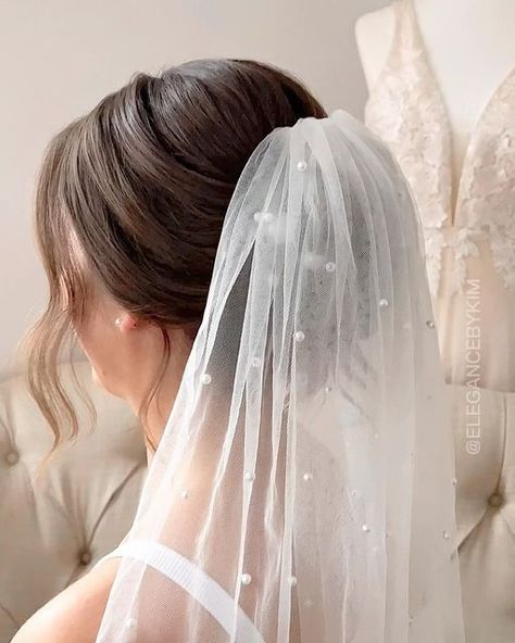 Chicago Bridal Hair Stylist | Educator on Instagram: "“You can’t wear a veil w/ a french twist hairstyle.”

Yes, you can! 

SWIPE ⬅️ to see how perfectly @tailoredtulle’s custom pearl veil goes w/ this style 😍

🩷 Love this look? Follow along for more soft textured clean styles that are in line with your bridal hair vibes! 

.
.
.
. 
.
#wisconsinbride #wisconsinbridalhairstylist #wisconsinwedding #wisconsinweddinghairstylist #hairupdos #updohairstyles #hairupdo #bridalhairstyle #bridalupstyle #weddinghairideas #bridalhairideas #weddinghairinspo #bridalhairinspo #frenchtwist #frenchtwistupdo #bridalfrenchtwist Destination Kohler, whistling straits weddings, wisconsin bridal hairstylist, wisconsin hairstylist, wedding hairstylist" Wedding Hair With Veil, Hair With Veil, Bride Hairstyles With Veil, Low Bun Wedding Hair, Veil Ideas, Wedding Bun, Black Wedding Hairstyles, Wedding Hairstyles For Medium Hair, Loose Updo