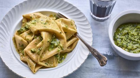 Silk handkerchief pasta with pesto Gennaro Contaldo Recipes, Handkerchief Pasta, Homemade Pasta Recipes, Pesto Dishes, Salsa Gravy, Ragu Pasta, Pasta With Pesto, Pasta Noodle Recipes, Mushroom Ravioli