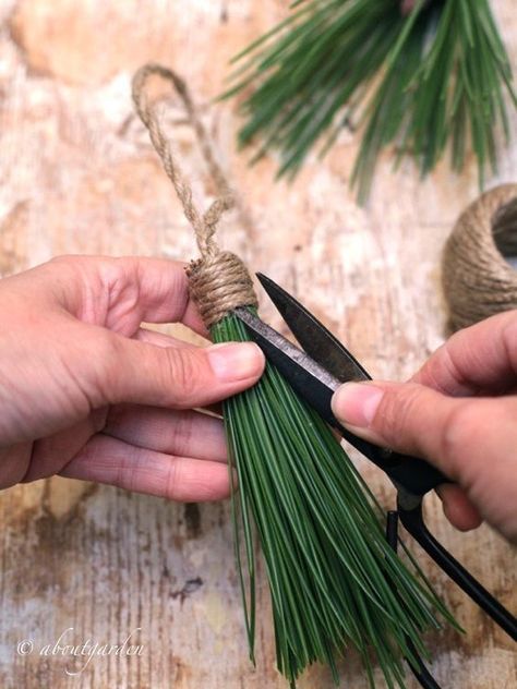 DIY déco : 15 décorations de Noël naturelles à créer après une sortie en forêt (Noël écolo) - C'est bientôt Noël Pompon Diy, Diy Fringe, Navidad Natural, Fringe Hair, Natural Christmas Decor, Diy Tassel, Holiday Craft, Natural Christmas, Funny Holiday