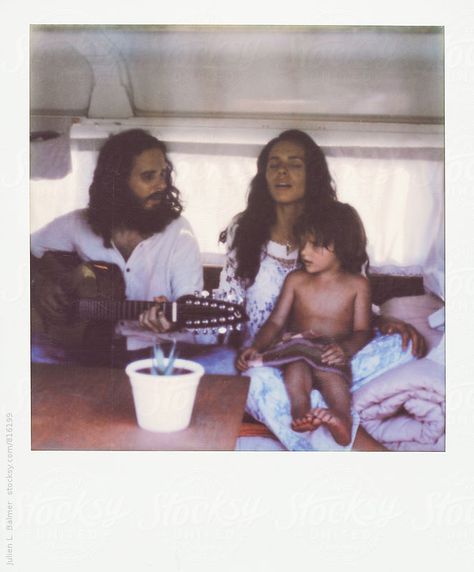 Hippie Family Photoshoot, Hippie Couple Aesthetic, Hippie Mom Aesthetic, Young Family Aesthetic, Van Life Family, Family Van Life, Family Polaroid, Hippie Pregnancy, Combi Hippie