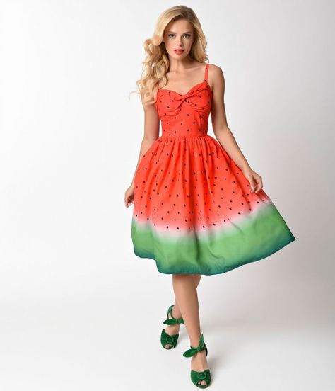 If you follow the rules, youll never have fun, dear! A delectable swing dress, the Chateau Swing from Unique Vintage is an appetizing frock that begs for a stroll through a park. The gorgeous watermelon ombre print boasts a dramatic red color with adorab Fifties Dress, Watermelon Patch, Watermelon Dress, 1950s Fashion Dresses, Lemon Grove, Dresses 1950s, Pinup Style, Retro Pinup, Watermelon Print