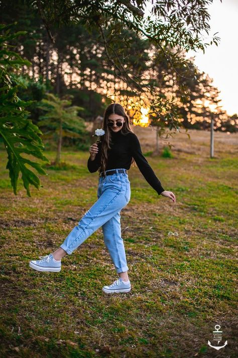 Jeans Outfit Photo Poses, Photography Poses In Ooty, Poses In Garden Instagram, Natural Photo Poses, Indian Street Photography Poses Women, Poses In Hills, Garden Photo Poses, Garden Pose Ideas, Photo Poses In Garden