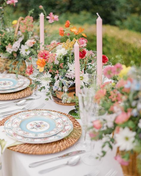 Floral Wedding Place Settings, Tea Party Whimsical, Whimsical Wedding Table Setting, Garden Party Wedding Table Setting, Whimsical Garden Wedding Centerpieces, Garden Party Wedding Table Decor, Vintage Garden Party Wedding, Wildflower Wedding Theme Table Settings, Mismatched Plates Table Setting