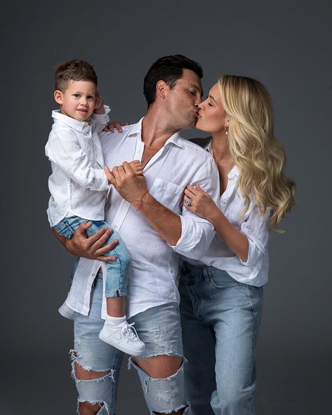 White T Shirt Family Photoshoot, Family Of 3 Photo Ideas Studio, Family Studio Photography Outfits, Family Of 3 Photoshoot Studio, Family Photoshoot Indoor, Indoor Family Photoshoot Ideas, Family Studio Photoshoot, Family Photoshoot Studio, Indoor Family Photos