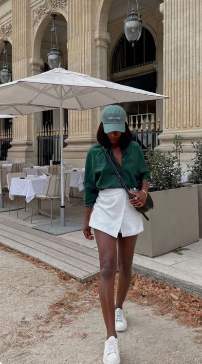 Italy Fashion Spring 2024, Skort Outfit Spring, White Skort Outfit Ideas, Summer Skort Outfit, Amsterdam Outfit Summer Street Styles, Nyc Summer Outfits 2024, Zara Skort Outfit, Outfits With Caps For Women, Skorts Skirts Outfit