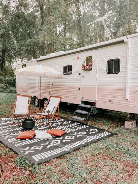 Decorating ideas for your RV patio or campsite that will inspire you to create a relaxing outdoor living space at your RV park, campground, or boondocking spot. | rvinspiration.com | #RVpatioideas #RVpatiodecoratingideas #campsitedecoratingideas #RVcampsitedecoratingideas Outside Of Camper Ideas, Outdoor Camper Patio Ideas, Outdoor Rv Decorating, Outdoor Rv Setup, Rv Exterior Ideas, Camper Exterior Decorating Ideas, Rv Trailer Decorating, Camper Landscaping Ideas, Cottagecore Camper