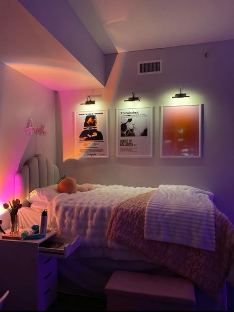 Dorm Room Styles, Luxury Room Bedroom, Dorm Room Designs, College Dorm Room Decor, Dream Apartment Decor, Dekorasi Kamar Tidur, Dorm Room Inspiration, Dorm Inspo, Room Redesign