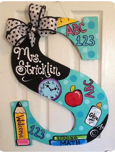 Painted Teacher Signs, Teachers Wreath Ideas, Custom Items To Sell, Teacher Classroom Signs Diy Door Hangers, Teacher Wreath Diy Classroom Door, Diy Teacher Sign, Painting Ideas For Teachers, Teacher Signs Diy, Letter Door Hanger