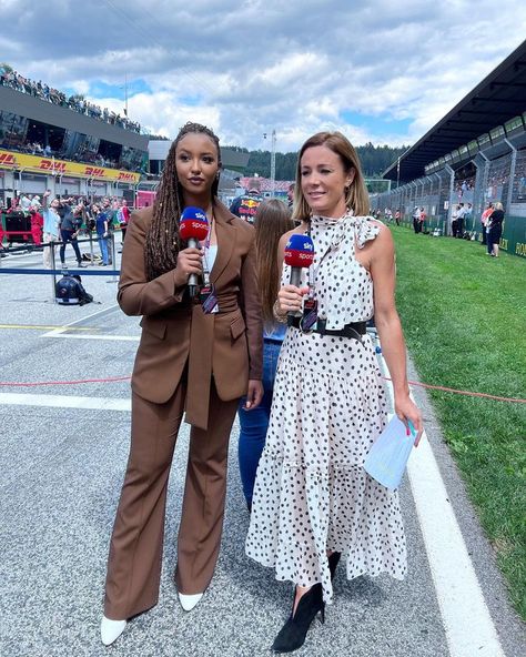 Broadcasting Outfits, F1 Reporter Aesthetic, Reporter Journalist Aesthetic, Sport Journalist, Woman Sports Reporter, Female Sports Reporters, Speak It Into Existence, My Future Job, Career Vision Board