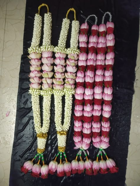 Garland Wedding Indian Brides, Lotus Flower Garland Wedding, Engagement Decorations Indian, Lotus Garland, Jaimala Designs, Wedding Varmala, Rose Garland Wedding, Flower Mala, Wedding Car Deco