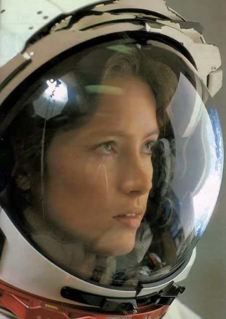 Anna Lee Fisher … 1984 … by John Bryson (1923– 2005) … Anna Lee Fisher (née Tingle, born August 24, 1949), American, chemist/emergency physician/NASA astronaut, 1984 became the first mother in space, involved with three major programs: Space Shuttle/International Space Station/Orion project …- WOW! Anna Fisher, Nasa Punk, Valentina Tereshkova, Anna Lee, Nasa Space Shuttle, Space Suits, Mars Rover, Robert Rauschenberg, Space Oddity