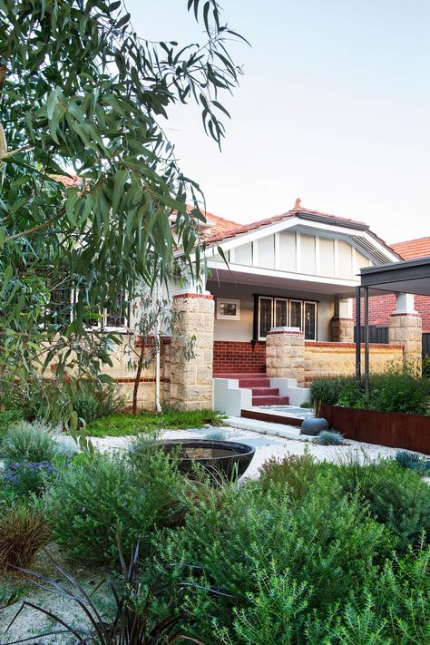 California Bungalow facade and front garden. When homeowners Kevin and Bec were house hunting in 2004, their only real criterion was that it had to be a bungalow; if possible, a period structure that was largely untouched. They found what they were looking for in this 1930s abode in Perth’s north-west | Photography: Angelita Bonetti Bungalow Homes Exterior, California Bungalow Australian, California Bungalow Exterior, 1930s Bungalow, Renovation Exterior, Bungalow Interior, Property Renovation, California Bungalow, House Cladding