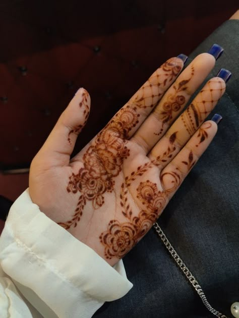 Moroccan Palm Henna, Henna On Palm Of Hand, Palm Henna Aesthetic, Henna On Palm Simple, Henna Inside Palm, Henna Tattoo Designs Palm, Inner Palm Henna, Mehendi Palm, Henna On Palm