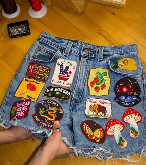 Iron On Patch Ideas Clothes, Denim Patches Diy, Patched Jeans Diy, Shorts With Patches, Patch Pants, Cool Denim, Patch Ideas, Diy Fashion Clothing, Clothing Sites