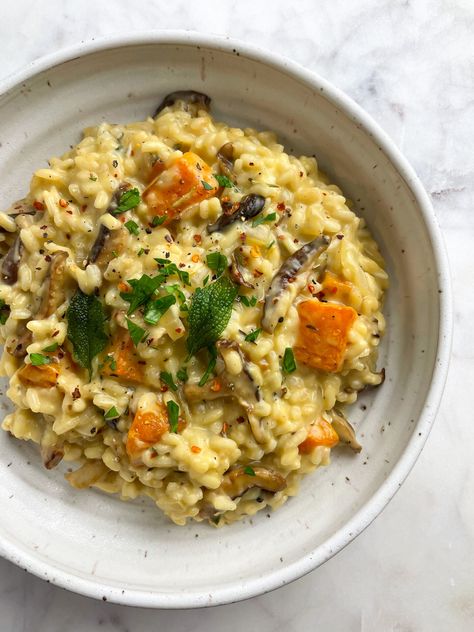 Butternut Squash and Mushroom Risotto - The Slimmer Kitchen Soup Sides, Butternut Squash Spinach, Spinach Risotto, Witch Recipes, Risotto Dishes, Kitchen Witch Recipes, Seasoned Rice Recipes, Squash Risotto, Butternut Squash Risotto