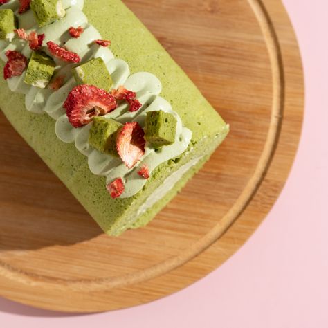 Matcha Swiss Roll Recipe, Matcha Swiss Roll, Japanese Roll Cake, Matcha Roll Cake, Aesthetic Sweets, Cake Matcha, Roll Food, Cake Styling, Matcha Lover