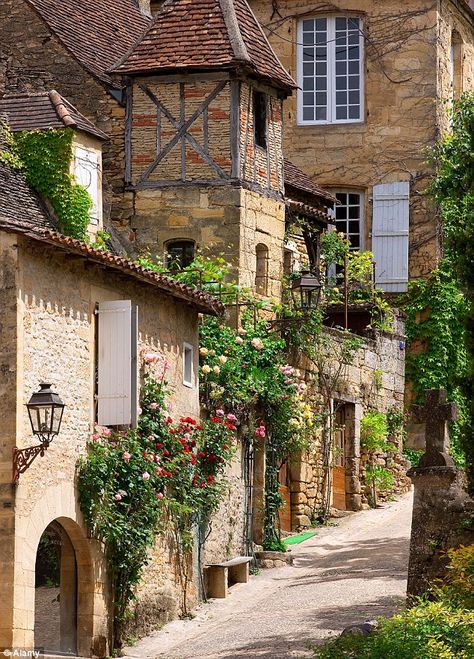 Sarlat-la-Canéda, capitale du Périgord noir Dordogne France, Beaux Villages, Old Stone, Beautiful Villages, Black Diamonds, Beautiful Places To Visit, Pretty Places, South Of France, France Travel