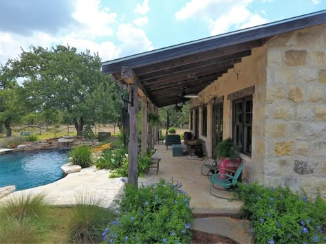 Rustic Ranch House Exterior, Texas Ranch Homes, Texas Gardens, Ranch House Ideas, Limestone House, Ranch House Exterior, Hill Country Homes, Residential Architect, Hacienda Style