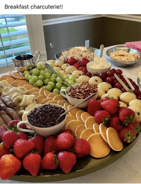 Brunch Bachelorette Party Food, Breakfast Food Party Ideas, Spa Brunch Ideas, Prom Breakfast Ideas, Brunch Setup Ideas At Home, Mother’s Day Breakfast Surprise, 30th Birthday Brunch Ideas For Women, Birthday Brunch Food Ideas, Wedding Morning Snacks