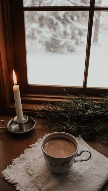 Snowy Cozy Aesthetic, Winter Cottage Core Aesthetic, Christmas Hygge Aesthetic, Slow Living Christmas, Cottagecore Christmas Wallpaper, Cozy Christmas Vibes, Cozy Rustic Home Aesthetic, Cozy Cottagecore Aesthetic, Hygge Winter Aesthetic