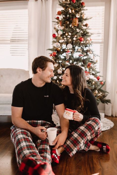 Christmas Photography Couples, Christmas Couple Photos, Christmas Couple Pictures, Christmas Poses, Christmas Family Photoshoot, Christmas Tree Pictures, Christmas Photo Shoot, Christmas Photo Ideas, Xmas Pictures