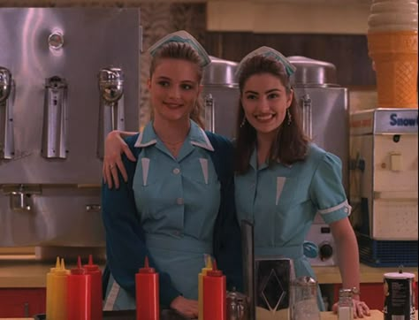 Annie Blackburn, Shelly Twin Peaks, Twin Peaks Costume, Twin Peaks Agent Cooper, Shelly Johnson, Twin Peaks Aesthetic, Twin Peaks Tv, Twin Peaks 1990, Twin Peaks Inspired