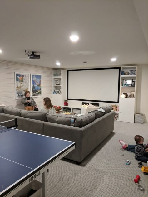 Home Theater With Bar, Kids Hangout Room, Hangout Room Ideas, Basement Tv Rooms, Theatre Decor, Teen Hangout Room, Dream Basement, Basement Layout, Hangout Room