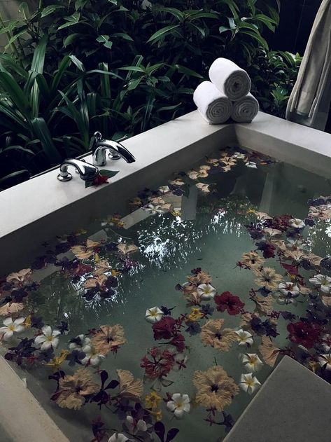 KZBH🌻  For more 📌, follow @Keftzibah 🌻✨Happy Pinning!✨ .  Little Luxe Book: Baros, Maldives with Kuoni Bath House Aesthetic, Flower Bath Aesthetic, Relaxing Bath Aesthetic, Baros Maldives, Aesthetic Bath, Luxurious Bathrooms, Bath Aesthetic, Lights Pendant, Dream Bath