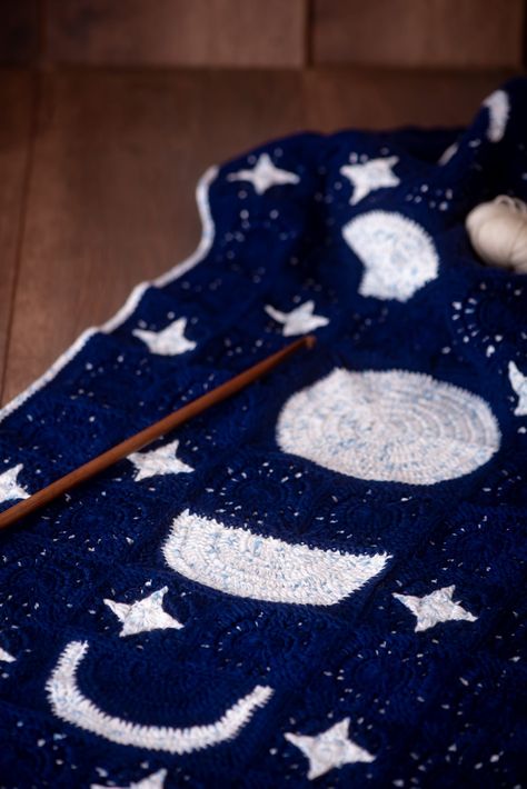 LUNAR BLANKET CAL- Week 3- Moon Phases – Creaciones Ananda Crochet Moon, Moon Blanket, Moon Phases, Christmas Tree Skirt, Crochet Blanket, Knit Crochet, Wordpress, Arts And Crafts, Christmas Tree