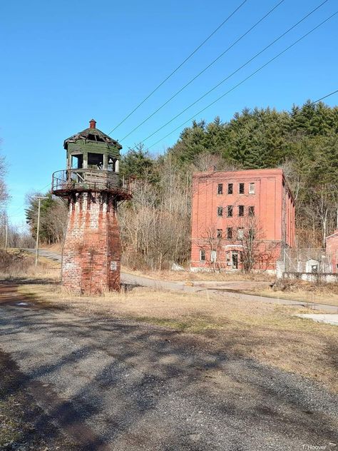 An abandoned old prison in Muskingum county, Roseville Ohio. Fantasy Country, Abandoned Elementary School, Pink Abandoned Aesthetic, Abandoned Theme Parks Scary, Abandoned Ohio, Creepy Old Houses, Ethel Cain, Country Aesthetic, Abandoned Sanatorium