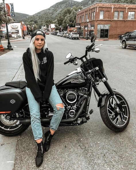 Bike Rally Outfit, Harley Davidson Sport, Biker Chick Outfit, Harley Women, Bike Rally, Harley Davidson Model, Motorbike Girl, Custom Cafe Racer, Street Bob