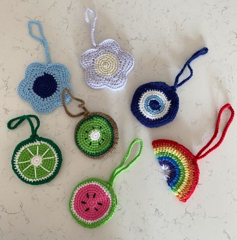 Add a touch of color and personality to any bag with one (or a few!) of these pouch bag charms! Pouch bag charm easily connects to your bag and holds those smaller items you don't want to lose in your bag - a simple and fast project..#crochetbag #handmadebag #DIYbag #crochetlove #bagaddict Crochet Charms, Business Crochet, Crochet Quilt Pattern, Crochet Baby Beanie, Crocheted Bags, Crochet Bag Pattern Free, Crochet Pouch, Cozy Crochet, Crochet Business