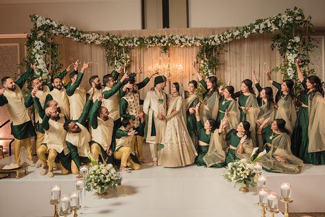 Indian Family Wedding Outfits, Indian Bridal Family Outfits, Indian Wedding Group Photos, Indian Wedding Bridal Party, Wedding Dress Theme Indian, Groomsmen Indian Outfits, Same Dress For Family Indian, Punjabi Groomsmen Outfits, Indian Wedding Photography Poses Family