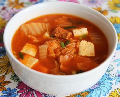 kimchi soup Kimchi Soup Recipe, Vegetarian Kimchi, Maangchi Recipes, Kimchi Soup, Korean Food Kimchi, Soup Recipe Ideas, Chicken Soup Recipes Homemade, Chicken Soup Recipes Easy, Fermented Kimchi