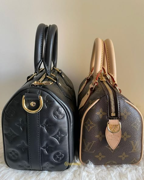 Agnesblv🌸’s Instagram post: “Happy Speedy Tuesday 💖🌸💖🌸💖 Speedy 22 and Speedy 20 🥰🥰 I Love them both 🖤🥰🤎 #speedy #speedy22 #lv #lvspeedy #speedy20 #louisvuittonbag…” Lv Clothes, Looks Jeans, Lv Speedy, Night Fashion, Handbag Essentials, Leather Satchel Handbags, Dream Bags, Photography Editorial, Big Bag