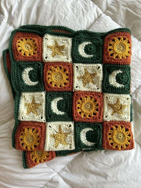 A Finished Baby Blanket For A Friend Who’s Expecting Granny Square Häkelanleitung, Tote Crochet, Mode Crochet, Pola Amigurumi, Crochet Blanket Designs, Crochet Design Pattern, Haken Baby, Granny Squares Pattern, Fun Crochet Projects