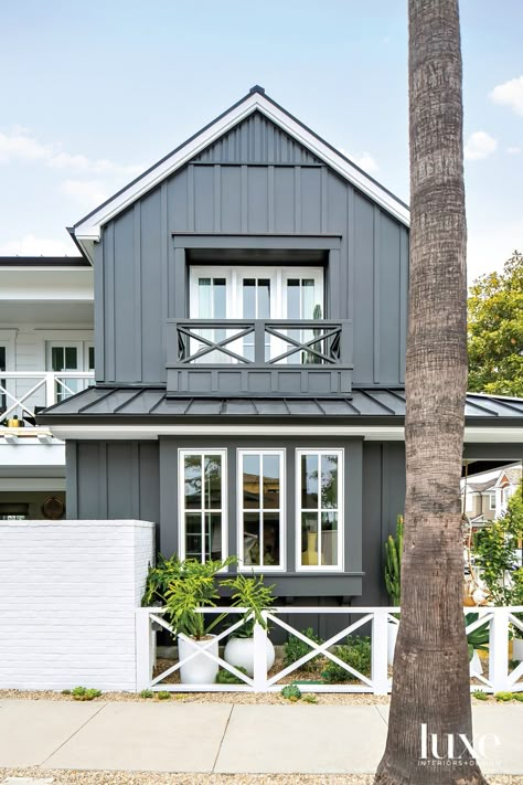 The home, by residential designer Mark Becker, makes an edgy statement with its graphic black-and-white palette. Costal Exterior, Modern Beach House Exterior, Beach House Exterior Colors, Coastal House Exterior, Exterior Beach House, Coastal Home Exterior, Newport Beach Homes, Beach House Colors, Coastal Exterior