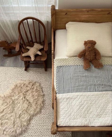 Nordic Neutral Living Room, Antique Decorated Home, Timeless Vintage Aesthetic, Dutch Nursery, Boy Toddler Bedroom Ideas, Aesthetic Kids Bedroom, Kids Bedroom Aesthetic, Danish Nursery, Cottagecore Baby Room