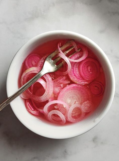 This recipe shows you how simple it is to pickle shallots. Pickled Shallots, Freezing Apples, Fried Shallots, Grain Bowl, Pickled Red Onions, Pickled Onions, Shallots, Yummy Snacks, Vegetable Recipes