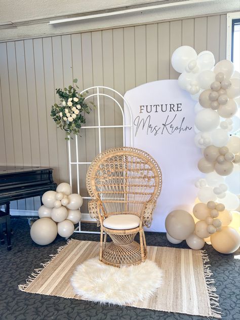 Neutral Wedding Shower Ideas, Kitchen Tee Ideas Bridal Showers, Future Mrs Backdrop, Bridal Shower Decorations Balloons, Indoor Bridal Shower Decorations, Neutral Wedding Shower Decor, Beige Bridal Shower Ideas, Bridal Shower Decor Simple, Bridal Shower Ideas Backyard