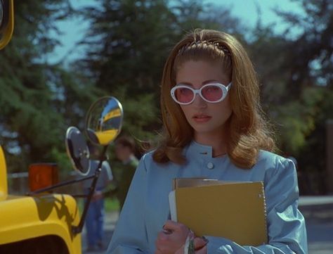 Sunglasses with tinted lenses majorly increase your cool factor. | 17 Ways To Look Like A '90s Dream Babe 90s Movies Fashion, Rebecca Gayheart, Daphne Blake, Red Glasses, 90s Cartoons, 90s Movies, 2000s Aesthetic, Boy Meets World, Movies Outfit