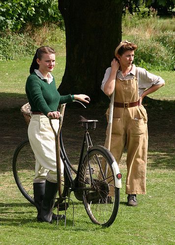 Second World War Landgirls with Bicycle Farmgirl Outfits, Ww2 Fashion, Women's Land Army, 1940s Looks, Land Girls, Farm Clothes, Goodwood Revival, Army Girl, 40s Fashion