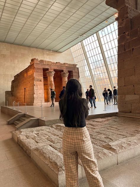 Historical Museum Aesthetic, History Museum Curator Aesthetic, Museum Studies Aesthetic, Museum Visit Aesthetic, Archaeologists Aesthetic, Museum Worker Aesthetic, Metropolitan Museum Of Art New York, Humanities Student Aesthetic, History Class Aesthetic