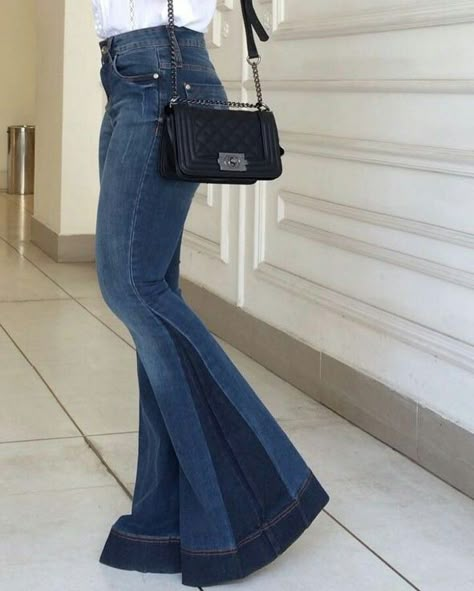 Diy Denim Bell Bottoms, Denim Ideas, Diy Fashion Clothing, Denim Diy, Patchwork Jeans, Jeans Diy, Upcycled Fashion, Diy Sewing Clothes, Refashion Clothes