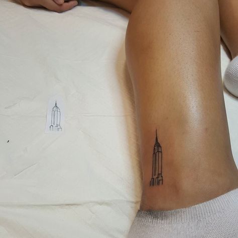 Hand drawn style tattoo of empire state building @valeholguin New York City Tattoo, Tattoo New York, Friend Tats, Building Tattoo, Diy Tattoo Ideas, State Tattoos, Charm Tattoo, Diy Tattoo Permanent, Tattoo Diy