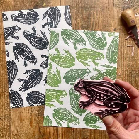 Esther van Dam  -Studio tokek on Instagram: "New stamp available in my shop!! I can’t wait to make wrapping paper with this stamp. And what do you think of frog pouches!? Link in my story 🐸😊. #patterndesign #rubberstamp #artprint #illustration #illustratie #illustrationoftheday #linopress #printmakersofinstagram #handcarvedstamp  #makersgonnamake #linoprint #workinprogess #handcarved #inkstagram #stampmaking #supportsmallbusiness #reliefprint #printmaker  #stampmaking #blockprint #frog" Hand Printed Wrapping Paper, Printmaking Stamps Ideas, Fabric Stamping Clothes, Frog Block Print, Linocut Stamps Ideas, Stamp Art Ideas, Linoprint Ideas, Lino Printing Ideas, Stamp Carving Ideas