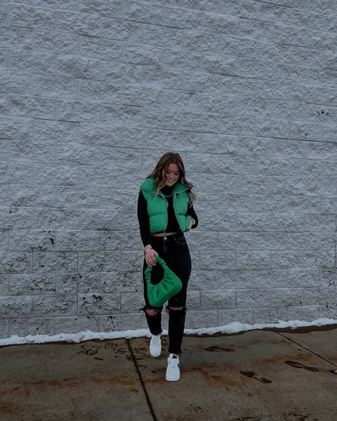 Fall Season Outfits Street Styles, Cropped Bodywarmer Outfit, Puffer Vest Cropped Outfit, Crop Bubble Vest Outfit, Green Cropped Puffer Vest Outfit, Winter Outfits With Vests, Puffer Vest Outfit Green, Colored Puffer Vest Outfit, Womens Street Wear Outfits