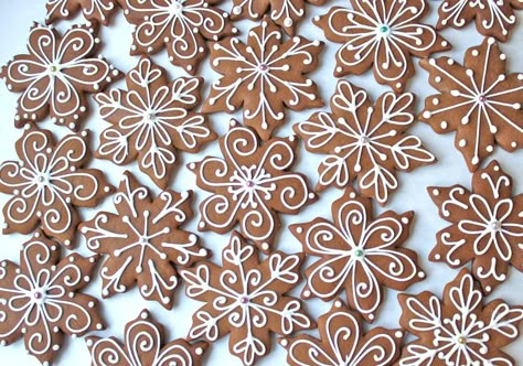 Gingerbread Snowflakes | BigAlittlea Snowflake Christmas Cookies, Gingerbread Snowflakes, Snowflake Cookies, Fancy Cookies, Pastry Bag, Christmas Cookies Decorated, Xmas Cookies, Christmas Sugar Cookies, Iced Cookies